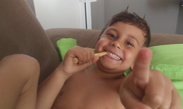 Enfant appréciant Siwak